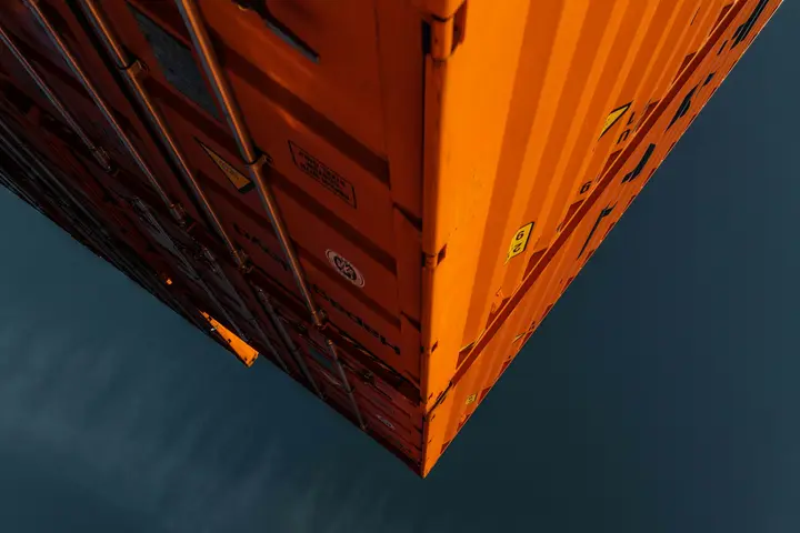 Contenedores apilados vistos desde abajo
