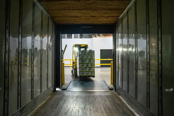 Carga de pallets dentro de un contenedor refrigerado