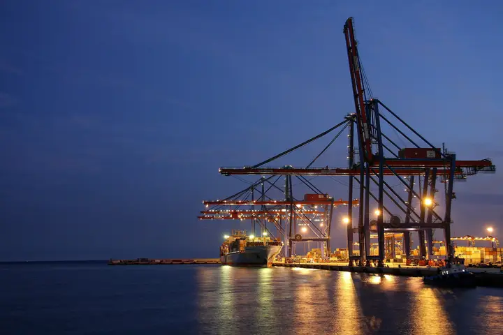Grúas de un terminal portuario de noche
